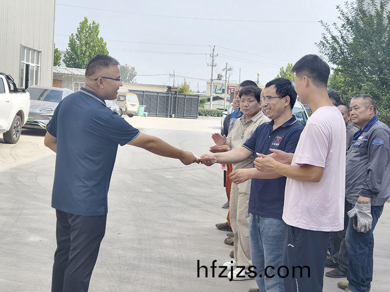 我们比不了河南矿山，但是，我们可以努力学习人家，把凉气送到一线去